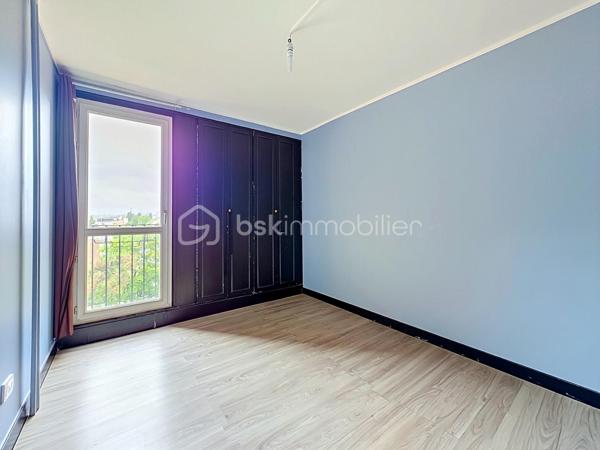 Appartement de 100 m² en très bon état situé au 6e étage sur 7.

Le bien comprend 5 pièces dont 4 chambres, deux WC, un cellier et un spacieux balcon, offrant plusieurs agencements possibles (double séjour envisageable), une luminosité confortable et des volumes adaptés à une vie de famille. 

L'appartement est vendu avec un cave et une place de parking en sous-sol sous vidéo-surveillance.

La résidence bénéficie d’espaces verts privatifs propices aux promenades pour les enfants et les animaux. 
Un marché se tient au pied de l’immeuble les mercredis et samedis. 
Commerces de quartier et services de proximité, écoles et structures périscolaires sont accessibles à pied. 
Magnifique parc du Croissant vert atteignable en 10 minutes à pieds.
Accès pratiques aux axes routiers et aux transports en commun desservant l’agglomération, facilitant les déplacements quotidiens.
Bus 203, 214, 303, 127, 114
RER E Chelles-Gournay
RER A Neuilly Plaisance

Appartement prêt à vivre, idéal pour une famille recherchant espace, calme et commodités à proximité.