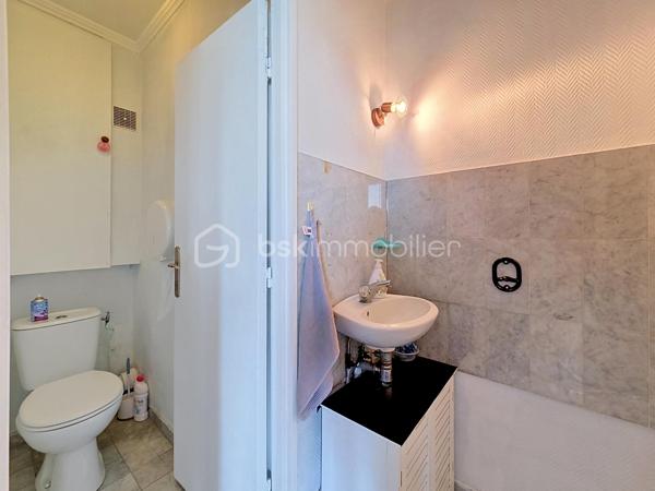 Appartement de 100 m² en très bon état situé au 6e étage sur 7.

Le bien comprend 5 pièces dont 4 chambres, deux WC, un cellier et un spacieux balcon, offrant plusieurs agencements possibles (double séjour envisageable), une luminosité confortable et des volumes adaptés à une vie de famille. 

L'appartement est vendu avec un cave et une place de parking en sous-sol sous vidéo-surveillance.

La résidence bénéficie d’espaces verts privatifs propices aux promenades pour les enfants et les animaux. 
Un marché se tient au pied de l’immeuble les mercredis et samedis. 
Commerces de quartier et services de proximité, écoles et structures périscolaires sont accessibles à pied. 
Magnifique parc du Croissant vert atteignable en 10 minutes à pieds.
Accès pratiques aux axes routiers et aux transports en commun desservant l’agglomération, facilitant les déplacements quotidiens.
Bus 203, 214, 303, 127, 114
RER E Chelles-Gournay
RER A Neuilly Plaisance

Appartement prêt à vivre, idéal pour une famille recherchant espace, calme et commodités à proximité.