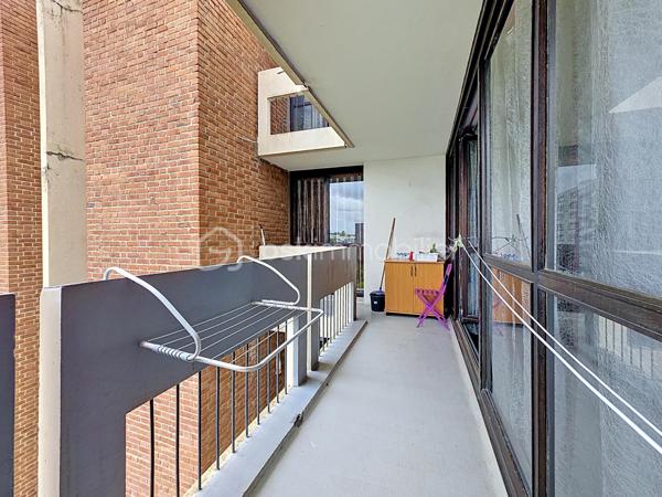 Appartement de 100 m² en très bon état situé au 6e étage sur 7.

Le bien comprend 5 pièces dont 4 chambres, deux WC, un cellier et un spacieux balcon, offrant plusieurs agencements possibles (double séjour envisageable), une luminosité confortable et des volumes adaptés à une vie de famille. 

L'appartement est vendu avec un cave et une place de parking en sous-sol sous vidéo-surveillance.

La résidence bénéficie d’espaces verts privatifs propices aux promenades pour les enfants et les animaux. 
Un marché se tient au pied de l’immeuble les mercredis et samedis. 
Commerces de quartier et services de proximité, écoles et structures périscolaires sont accessibles à pied. 
Magnifique parc du Croissant vert atteignable en 10 minutes à pieds.
Accès pratiques aux axes routiers et aux transports en commun desservant l’agglomération, facilitant les déplacements quotidiens.
Bus 203, 214, 303, 127, 114
RER E Chelles-Gournay
RER A Neuilly Plaisance

Appartement prêt à vivre, idéal pour une famille recherchant espace, calme et commodités à proximité.