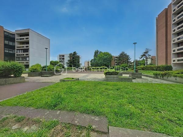 Appartement de 100 m² en très bon état situé au 6e étage sur 7.

Le bien comprend 5 pièces dont 4 chambres, deux WC, un cellier et un spacieux balcon, offrant plusieurs agencements possibles (double séjour envisageable), une luminosité confortable et des volumes adaptés à une vie de famille. 

L'appartement est vendu avec un cave et une place de parking en sous-sol sous vidéo-surveillance.

La résidence bénéficie d’espaces verts privatifs propices aux promenades pour les enfants et les animaux. 
Un marché se tient au pied de l’immeuble les mercredis et samedis. 
Commerces de quartier et services de proximité, écoles et structures périscolaires sont accessibles à pied. 
Magnifique parc du Croissant vert atteignable en 10 minutes à pieds.
Accès pratiques aux axes routiers et aux transports en commun desservant l’agglomération, facilitant les déplacements quotidiens.
Bus 203, 214, 303, 127, 114
RER E Chelles-Gournay
RER A Neuilly Plaisance

Appartement prêt à vivre, idéal pour une famille recherchant espace, calme et commodités à proximité.