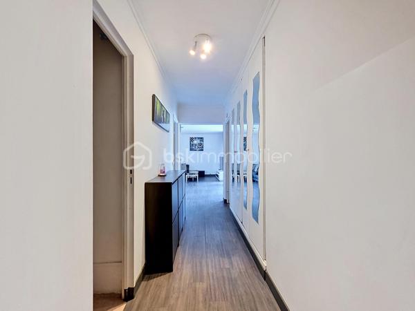 Appartement de 100 m² en très bon état situé au 6e étage sur 7.

Le bien comprend 5 pièces dont 4 chambres, deux WC, un cellier et un spacieux balcon, offrant plusieurs agencements possibles (double séjour envisageable), une luminosité confortable et des volumes adaptés à une vie de famille. 

L'appartement est vendu avec un cave et une place de parking en sous-sol sous vidéo-surveillance.

La résidence bénéficie d’espaces verts privatifs propices aux promenades pour les enfants et les animaux. 
Un marché se tient au pied de l’immeuble les mercredis et samedis. 
Commerces de quartier et services de proximité, écoles et structures périscolaires sont accessibles à pied. 
Magnifique parc du Croissant vert atteignable en 10 minutes à pieds.
Accès pratiques aux axes routiers et aux transports en commun desservant l’agglomération, facilitant les déplacements quotidiens.
Bus 203, 214, 303, 127, 114
RER E Chelles-Gournay
RER A Neuilly Plaisance

Appartement prêt à vivre, idéal pour une famille recherchant espace, calme et commodités à proximité.