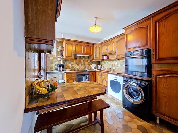 Appartement de 100 m² en très bon état situé au 6e étage sur 7.

Le bien comprend 5 pièces dont 4 chambres, deux WC, un cellier et un spacieux balcon, offrant plusieurs agencements possibles (double séjour envisageable), une luminosité confortable et des volumes adaptés à une vie de famille. 

L'appartement est vendu avec un cave et une place de parking en sous-sol sous vidéo-surveillance.

La résidence bénéficie d’espaces verts privatifs propices aux promenades pour les enfants et les animaux. 
Un marché se tient au pied de l’immeuble les mercredis et samedis. 
Commerces de quartier et services de proximité, écoles et structures périscolaires sont accessibles à pied. 
Magnifique parc du Croissant vert atteignable en 10 minutes à pieds.
Accès pratiques aux axes routiers et aux transports en commun desservant l’agglomération, facilitant les déplacements quotidiens.
Bus 203, 214, 303, 127, 114
RER E Chelles-Gournay
RER A Neuilly Plaisance

Appartement prêt à vivre, idéal pour une famille recherchant espace, calme et commodités à proximité.