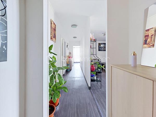 Appartement de 100 m² en très bon état situé au 6e étage sur 7.

Le bien comprend 5 pièces dont 4 chambres, deux WC, un cellier et un spacieux balcon, offrant plusieurs agencements possibles (double séjour envisageable), une luminosité confortable et des volumes adaptés à une vie de famille. 

L'appartement est vendu avec un cave et une place de parking en sous-sol sous vidéo-surveillance.

La résidence bénéficie d’espaces verts privatifs propices aux promenades pour les enfants et les animaux. 
Un marché se tient au pied de l’immeuble les mercredis et samedis. 
Commerces de quartier et services de proximité, écoles et structures périscolaires sont accessibles à pied. 
Magnifique parc du Croissant vert atteignable en 10 minutes à pieds.
Accès pratiques aux axes routiers et aux transports en commun desservant l’agglomération, facilitant les déplacements quotidiens.
Bus 203, 214, 303, 127, 114
RER E Chelles-Gournay
RER A Neuilly Plaisance

Appartement prêt à vivre, idéal pour une famille recherchant espace, calme et commodités à proximité.