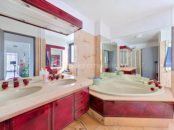 Appartement de 100 m² en très bon état situé au 6e étage sur 7.

Le bien comprend 5 pièces dont 4 chambres, deux WC, un cellier et un spacieux balcon, offrant plusieurs agencements possibles (double séjour envisageable), une luminosité confortable et des volumes adaptés à une vie de famille. 

L'appartement est vendu avec un cave et une place de parking en sous-sol sous vidéo-surveillance.

La résidence bénéficie d’espaces verts privatifs propices aux promenades pour les enfants et les animaux. 
Un marché se tient au pied de l’immeuble les mercredis et samedis. 
Commerces de quartier et services de proximité, écoles et structures périscolaires sont accessibles à pied. 
Magnifique parc du Croissant vert atteignable en 10 minutes à pieds.
Accès pratiques aux axes routiers et aux transports en commun desservant l’agglomération, facilitant les déplacements quotidiens.
Bus 203, 214, 303, 127, 114
RER E Chelles-Gournay
RER A Neuilly Plaisance

Appartement prêt à vivre, idéal pour une famille recherchant espace, calme et commodités à proximité.