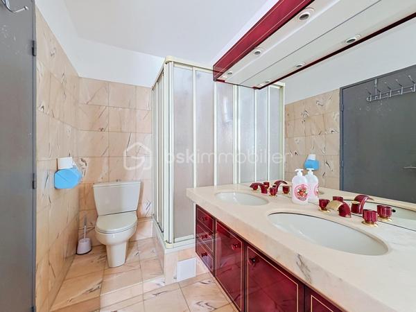 Appartement de 100 m² en très bon état situé au 6e étage sur 7.

Le bien comprend 5 pièces dont 4 chambres, deux WC, un cellier et un spacieux balcon, offrant plusieurs agencements possibles (double séjour envisageable), une luminosité confortable et des volumes adaptés à une vie de famille. 

L'appartement est vendu avec un cave et une place de parking en sous-sol sous vidéo-surveillance.

La résidence bénéficie d’espaces verts privatifs propices aux promenades pour les enfants et les animaux. 
Un marché se tient au pied de l’immeuble les mercredis et samedis. 
Commerces de quartier et services de proximité, écoles et structures périscolaires sont accessibles à pied. 
Magnifique parc du Croissant vert atteignable en 10 minutes à pieds.
Accès pratiques aux axes routiers et aux transports en commun desservant l’agglomération, facilitant les déplacements quotidiens.
Bus 203, 214, 303, 127, 114
RER E Chelles-Gournay
RER A Neuilly Plaisance

Appartement prêt à vivre, idéal pour une famille recherchant espace, calme et commodités à proximité.