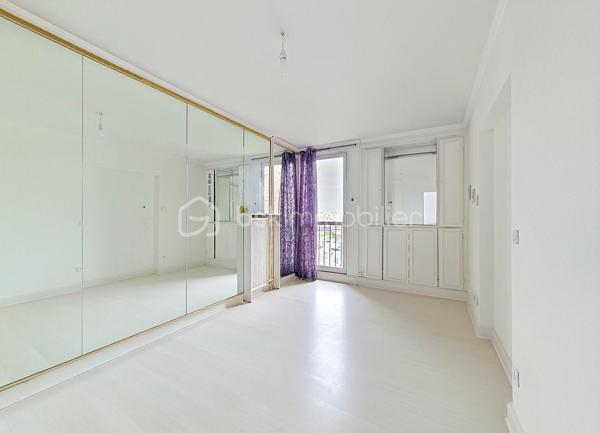Appartement de 100 m² en très bon état situé au 6e étage sur 7.

Le bien comprend 5 pièces dont 4 chambres, deux WC, un cellier et un spacieux balcon, offrant plusieurs agencements possibles (double séjour envisageable), une luminosité confortable et des volumes adaptés à une vie de famille. 

L'appartement est vendu avec un cave et une place de parking en sous-sol sous vidéo-surveillance.

La résidence bénéficie d’espaces verts privatifs propices aux promenades pour les enfants et les animaux. 
Un marché se tient au pied de l’immeuble les mercredis et samedis. 
Commerces de quartier et services de proximité, écoles et structures périscolaires sont accessibles à pied. 
Magnifique parc du Croissant vert atteignable en 10 minutes à pieds.
Accès pratiques aux axes routiers et aux transports en commun desservant l’agglomération, facilitant les déplacements quotidiens.
Bus 203, 214, 303, 127, 114
RER E Chelles-Gournay
RER A Neuilly Plaisance

Appartement prêt à vivre, idéal pour une famille recherchant espace, calme et commodités à proximité.