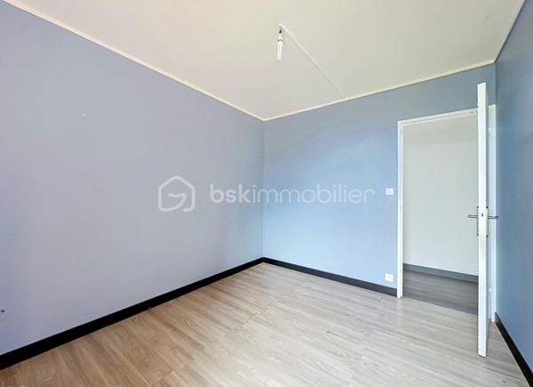Appartement de 100 m² en très bon état situé au 6e étage sur 7.

Le bien comprend 5 pièces dont 4 chambres, deux WC, un cellier et un spacieux balcon, offrant plusieurs agencements possibles (double séjour envisageable), une luminosité confortable et des volumes adaptés à une vie de famille. 

L'appartement est vendu avec un cave et une place de parking en sous-sol sous vidéo-surveillance.

La résidence bénéficie d’espaces verts privatifs propices aux promenades pour les enfants et les animaux. 
Un marché se tient au pied de l’immeuble les mercredis et samedis. 
Commerces de quartier et services de proximité, écoles et structures périscolaires sont accessibles à pied. 
Magnifique parc du Croissant vert atteignable en 10 minutes à pieds.
Accès pratiques aux axes routiers et aux transports en commun desservant l’agglomération, facilitant les déplacements quotidiens.
Bus 203, 214, 303, 127, 114
RER E Chelles-Gournay
RER A Neuilly Plaisance

Appartement prêt à vivre, idéal pour une famille recherchant espace, calme et commodités à proximité.