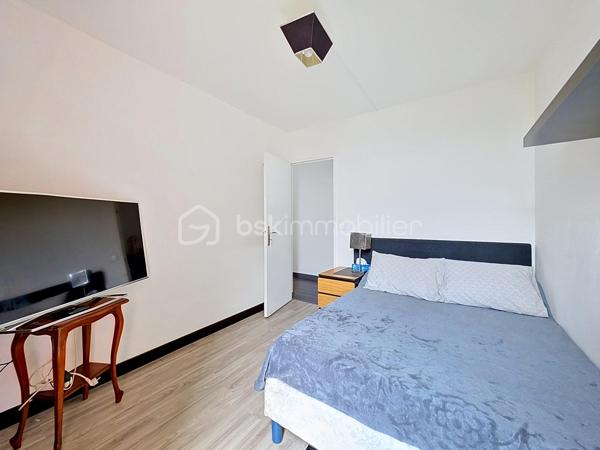 Appartement de 100 m² en très bon état situé au 6e étage sur 7.

Le bien comprend 5 pièces dont 4 chambres, deux WC, un cellier et un spacieux balcon, offrant plusieurs agencements possibles (double séjour envisageable), une luminosité confortable et des volumes adaptés à une vie de famille. 

L'appartement est vendu avec un cave et une place de parking en sous-sol sous vidéo-surveillance.

La résidence bénéficie d’espaces verts privatifs propices aux promenades pour les enfants et les animaux. 
Un marché se tient au pied de l’immeuble les mercredis et samedis. 
Commerces de quartier et services de proximité, écoles et structures périscolaires sont accessibles à pied. 
Magnifique parc du Croissant vert atteignable en 10 minutes à pieds.
Accès pratiques aux axes routiers et aux transports en commun desservant l’agglomération, facilitant les déplacements quotidiens.
Bus 203, 214, 303, 127, 114
RER E Chelles-Gournay
RER A Neuilly Plaisance

Appartement prêt à vivre, idéal pour une famille recherchant espace, calme et commodités à proximité.