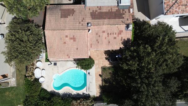 Lambesc (13410) Belle villa de 135 m2 de plain pied plus sous sol et cave avec garage , sur 600 m2 avec double accés sur deux