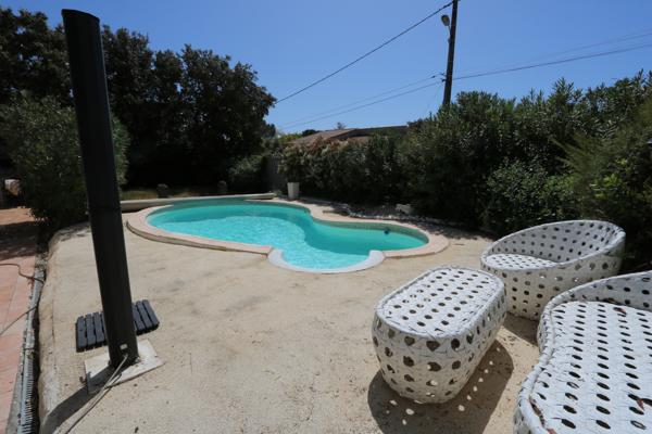 Lambesc (13410) Belle villa de 135 m2 de plain pied plus sous sol et cave avec garage , sur 600 m2 avec double accés sur deux