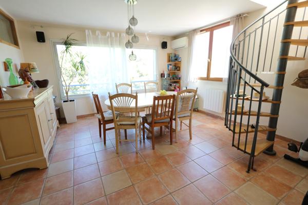 Lambesc (13410) Belle villa de 135 m2 de plain pied plus sous sol et cave avec garage , sur 600 m2 avec double accés sur deux
