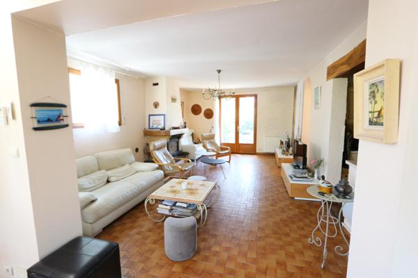 Lambesc (13410) Belle villa de 135 m2 de plain pied plus sous sol et cave avec garage , sur 600 m2 avec double accés sur deux