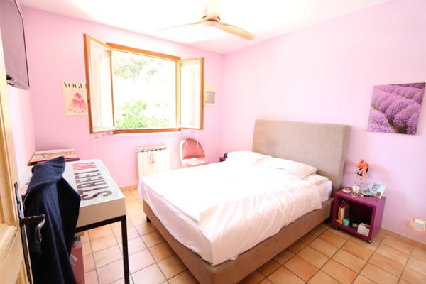Lambesc (13410) Belle villa de 135 m2 de plain pied plus sous sol et cave avec garage , sur 600 m2 avec double accés sur deux