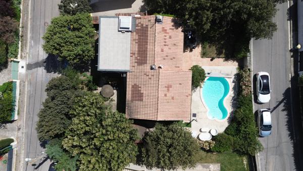 Lambesc (13410) Belle villa de 135 m2 de plain pied plus sous sol et cave avec garage , sur 600 m2 avec double accés sur deux