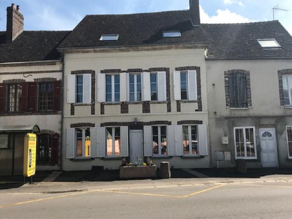 Maison sur la commune d'Armeau de 205 m²