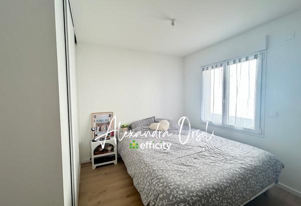 Maison
         4 pièces
        - 80 m² 330 000 € *