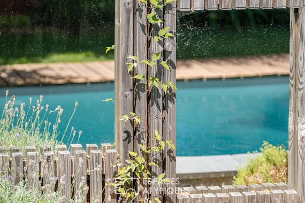 L’échoppe rénovée avec piscine et dépendance
