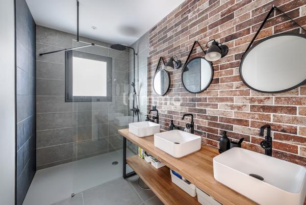Demeure contemporaine avec piscine, spa et studio indépendant