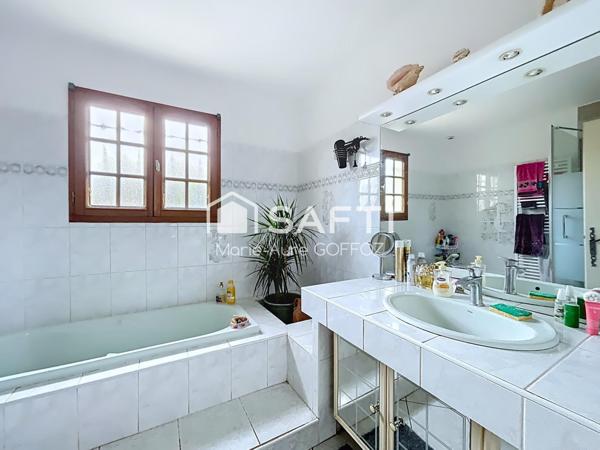 Au calme, à deux pas des commodités et des écoles, découvrez ce véritable havre de paix !