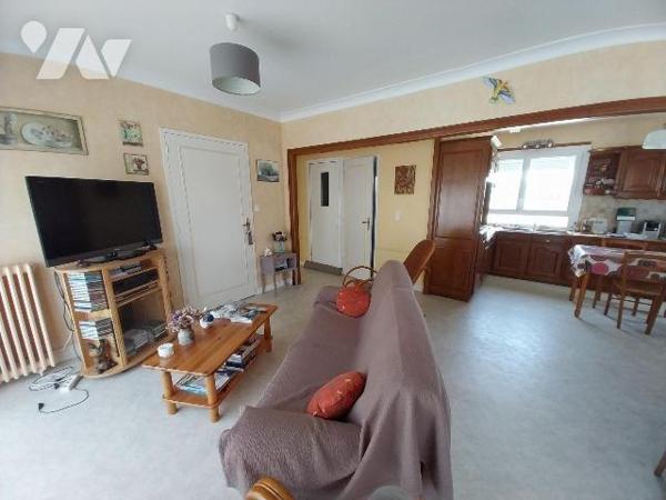 VITRE.  Dans impasse tranquille proche centre ville, charmante maison de 61,25 m2 Hab. et jardi...