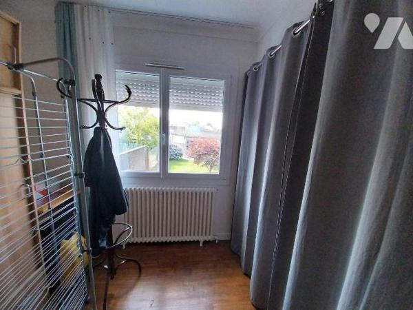 VITRE.  Dans impasse tranquille proche centre ville, charmante maison de 61,25 m2 Hab. et jardi...