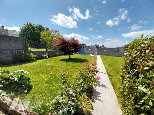 VITRE.  Dans impasse tranquille proche centre ville, charmante maison de 61,25 m2 Hab. et jardi...