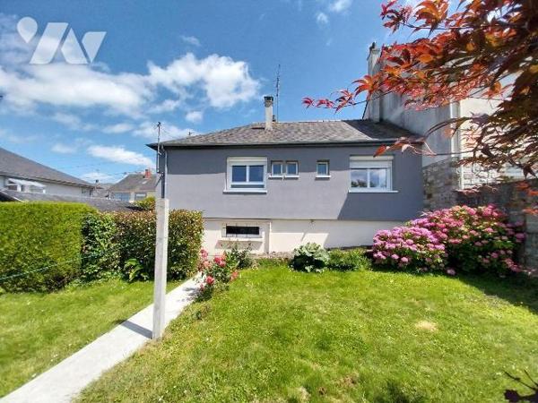 VITRE.  Dans impasse tranquille proche centre ville, charmante maison de 61,25 m2 Hab. et jardi...