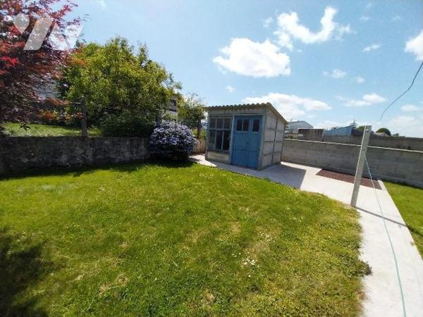 VITRE.  Dans impasse tranquille proche centre ville, charmante maison de 61,25 m2 Hab. et jardi...