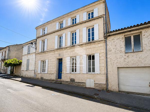 SAINTES RIVE GAUCHE - Élégante maison de ville avec piscine et dépendance