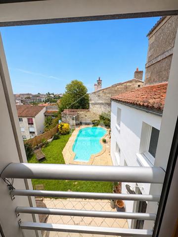SAINTES RIVE GAUCHE - Élégante maison de ville avec piscine et dépendance