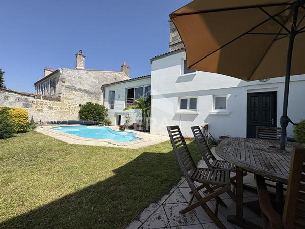 SAINTES RIVE GAUCHE - Élégante maison de ville avec piscine et dépendance