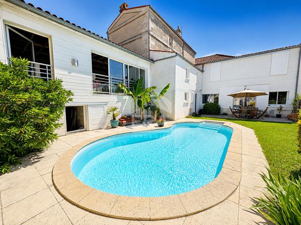 SAINTES RIVE GAUCHE - Élégante maison de ville avec piscine et dépendance