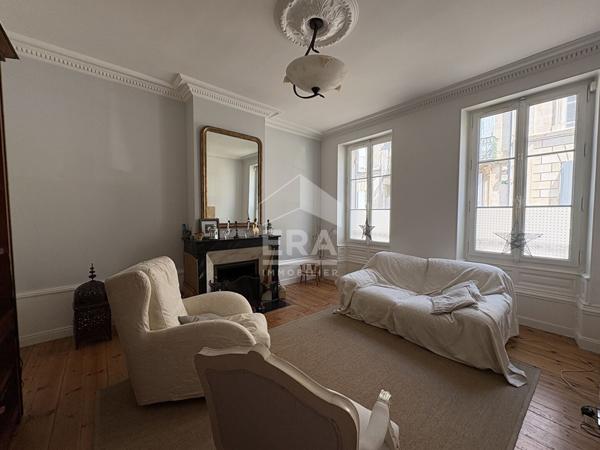 SAINTES RIVE GAUCHE - Élégante maison de ville avec piscine et dépendance