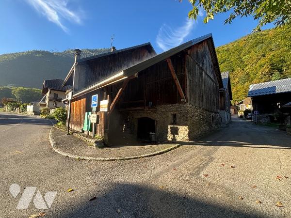 EXCLUSIVITE  ROGNAIX : Bâtiment  à rénover Surface Au sol 331.80 m² - GROS POTENTIEL  .