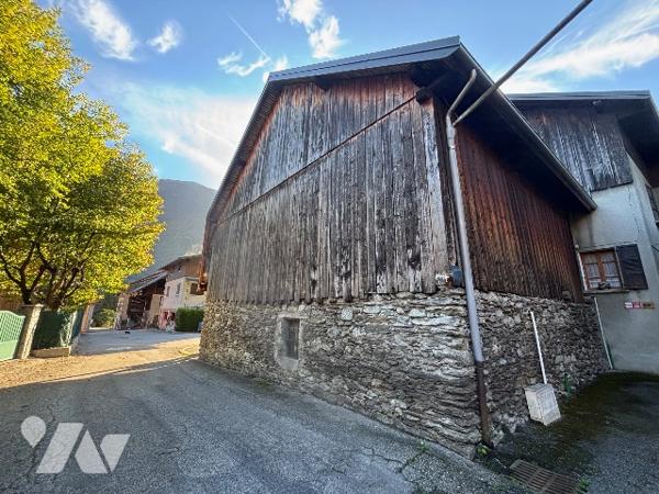 EXCLUSIVITE  ROGNAIX : Bâtiment  à rénover Surface Au sol 331.80 m² - GROS POTENTIEL  .