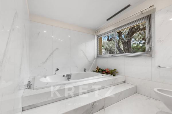 MAISON 12 PIECES A SANARY-SUR-MER SUR 3000 M2 DE TERRAIN ARBORE