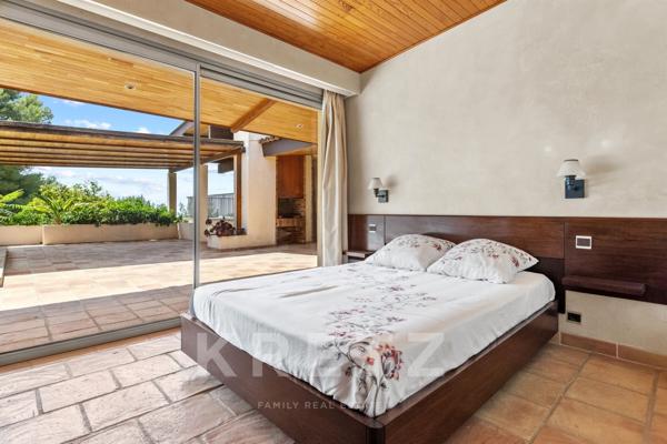 MAISON 12 PIECES A SANARY-SUR-MER SUR 3000 M2 DE TERRAIN ARBORE