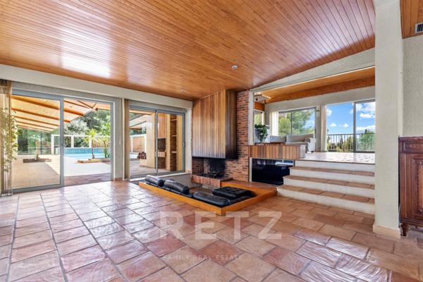 MAISON 12 PIECES A SANARY-SUR-MER SUR 3000 M2 DE TERRAIN ARBORE