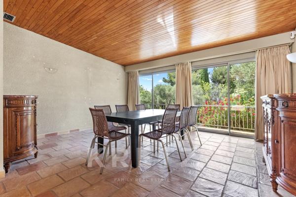 MAISON 12 PIECES A SANARY-SUR-MER SUR 3000 M2 DE TERRAIN ARBORE