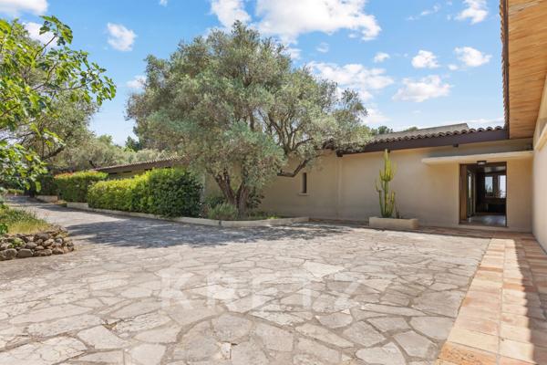 MAISON 12 PIECES A SANARY-SUR-MER SUR 3000 M2 DE TERRAIN ARBORE