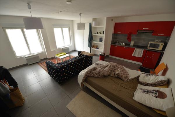 A vendre Angers hyper centre à deux pas du tramway et de la place Molière, appartement studio avec cuisine ouverte aménagée, chauffage individuel, locataire en place.Copropriété en cours de division.