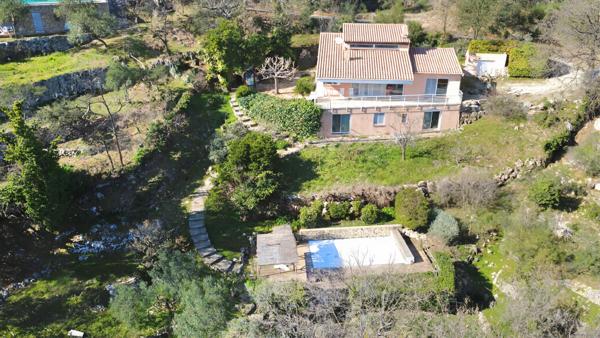 Maison d'exception 244m² à Bargemon : Vue Panoramique et Piscine