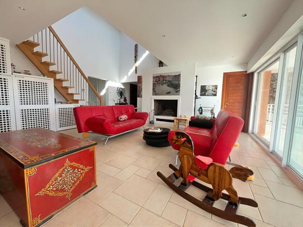 Maison d'exception 244m² à Bargemon : Vue Panoramique et Piscine