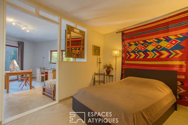 Maison ossature bois, nichée dans son écrin de verdure