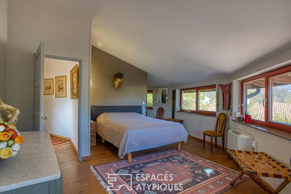 Maison ossature bois, nichée dans son écrin de verdure