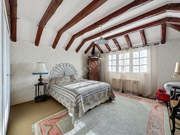 Grande maison familiale pleine de charme à Vouillé, aux portes de Poitiers ! 207 m² + terrain de 2 300 m²