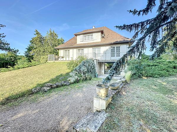 Grande maison familiale pleine de charme à Vouillé, aux portes de Poitiers ! 207 m² + terrain de 2 300 m²