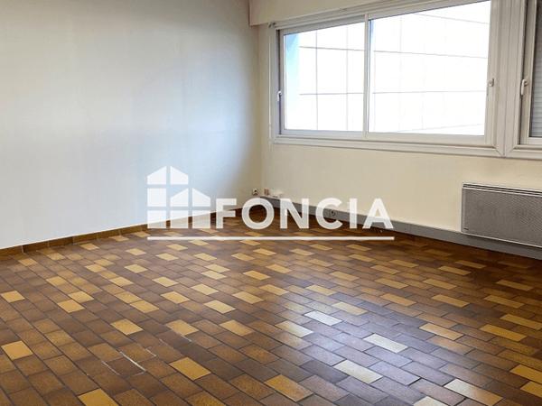 Location Local commercial 1 pièce 26.4 m² - PLACE FRANCOIS QUESNAY Niort 79000