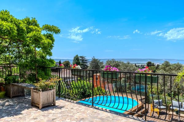 Maison à vendre 8 pièces VITROLLES (13) - piscine - vue panoramique dominante - grand calme - belle luminosité - grands volumes