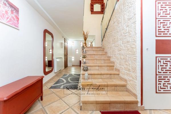 Maison à vendre 8 pièces VITROLLES (13) - piscine - vue panoramique dominante - grand calme - belle luminosité - grands volumes